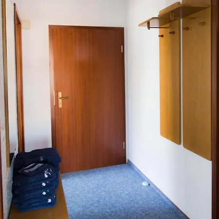 Ferienwohnungen-neue-tiefe-wohnung-kleiderbuegel Lejlighed