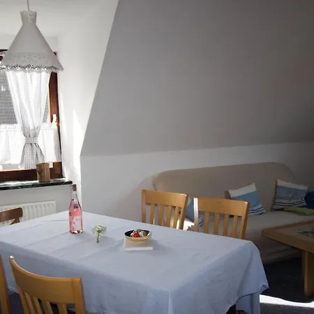 Ferienwohnungen-neue-tiefe-wohnung-kleiderbuegel Lejlighed *