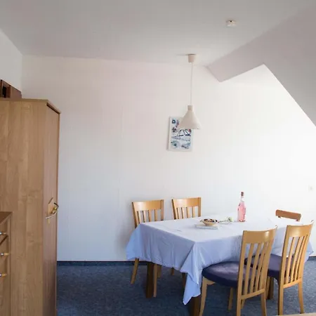 Ferienwohnungen-neue-tiefe-wohnung-kleiderbuegel *